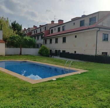 Apartamento con terraza y piscina