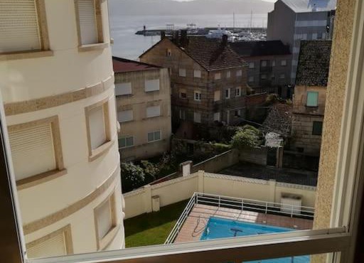 Apartamento en edificio nuevo, con piscina, vistas a la ría y al puerto, ESTANCIA MÍNIMA 14 noches, perfil familiar, no se admiten grupos de jovenes