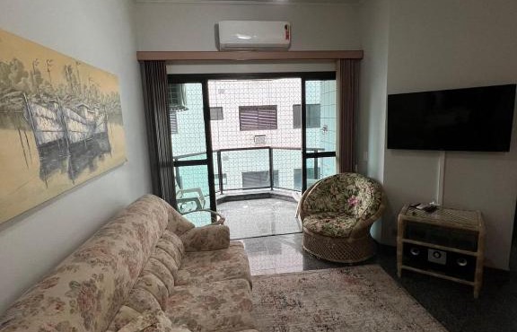 Apartamento no Guarujá Enseada a beira mar, ótima localidade e com ar condicionado