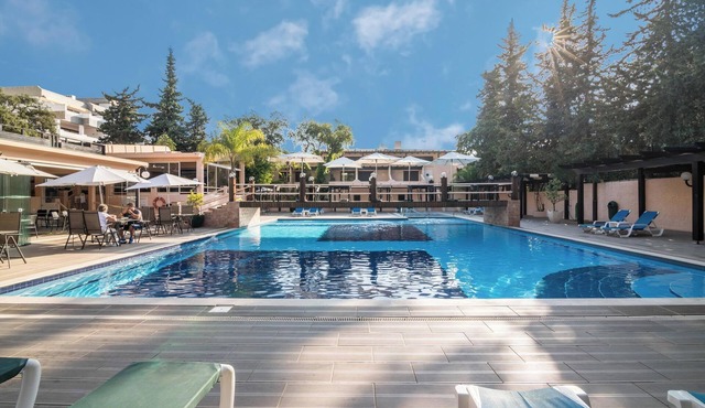 Apartamento Patrick - Balaia with Shared Pool, Balcony & Wi-Fi