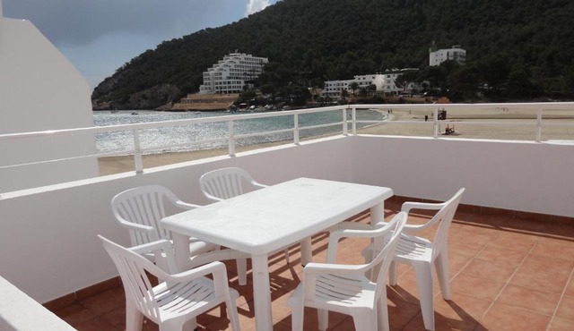 Apartamentos Cala Llonga