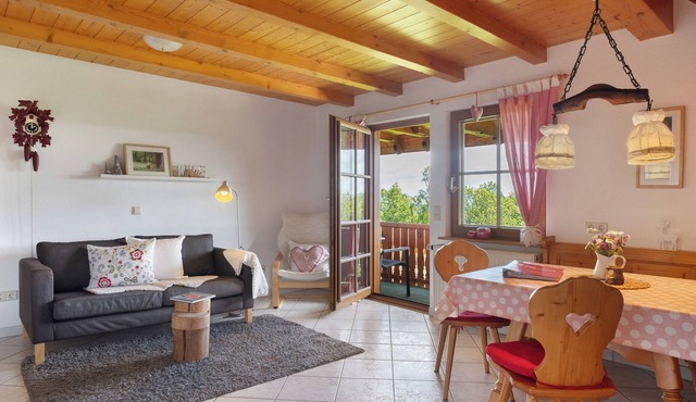 Apartment Sonnenblick with South-Facing Balcony, Mountain View, Shared Garden & Wi-Fi
