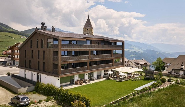 Apartment 102 'Mountain Lodge Margit' with Private Terrace, Shared Garden, and Wi-Fi