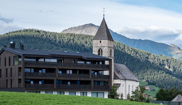 Apartment 201 'Mountain Lodge Margit' with Private Balcony and Shared Garden