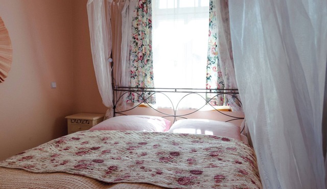 Apartment 3 - Rose - Garden apartment with terrace & four-poster bed