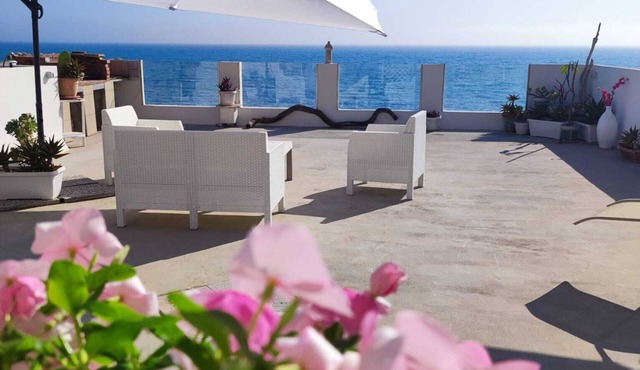 "Apartment 4- 5 places" with terrace by the sea, barbecue, chairs, deck chairs.