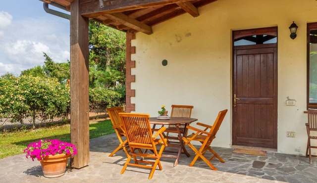 Apartment 'Amelia' with Shared Pool, Wi-Fi and Air Conditioning