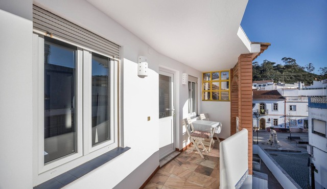 Apartment 'Apartamento Amarelo T1' with Balcony and Wi-Fi