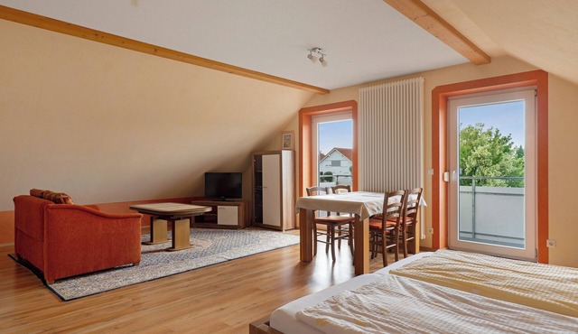Apartment 'Apfelbaum' with Balcony and Wi-Fi