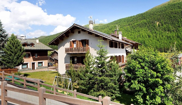 Apartment 'Appartamento Edelweiss' with Mountain View, Shared Garden and Wi-Fi