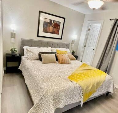 Apartment B, Restful,Cozy, close Sunland Park Mall