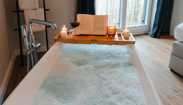 Apartment between forest and lake with free-standing bathtub and balcony (5 star DTV)