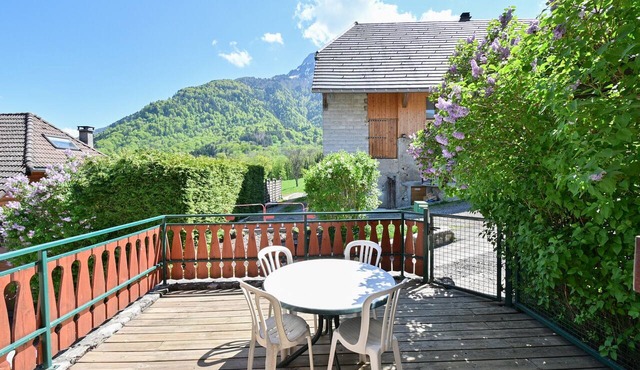 Apartment Between Lake Annecy and the Aravis with Mountain Views