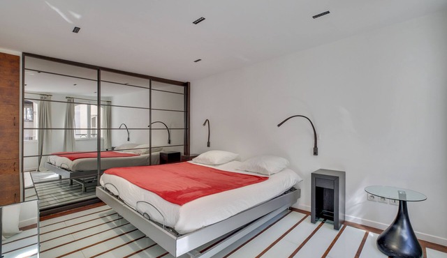 Apartment between Place Vendôme and Place de la Concorde.