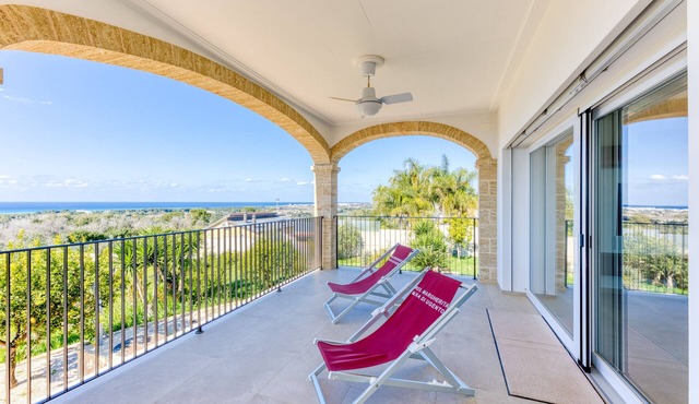 Apartment 'Bianca' with Sea View, Wi-Fi and Air Conditioning