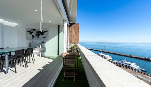 Apartment 'Cacilhas Riverview' with Private Terrace, Wi-Fi and Air Conditioning