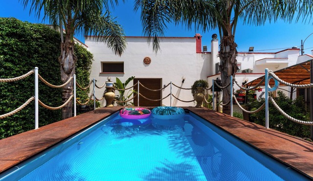 Apartment 'Casa Aurora Luxury' with Shared Pool, Wi-Fi and Air Conditioning