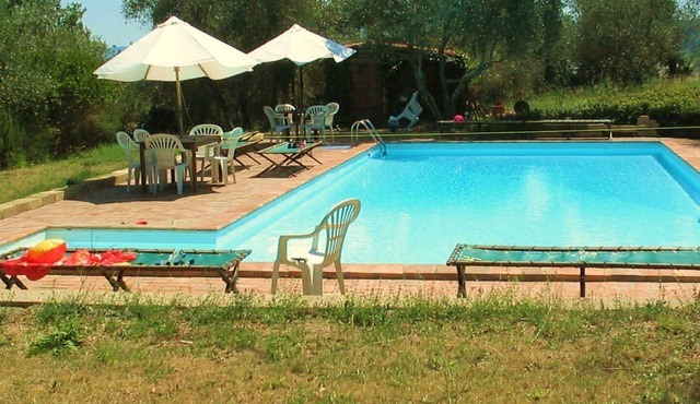 Apartment 'Casa Gialla A Murlo' with Shared Pool, Wi-Fi and Air Conditioning