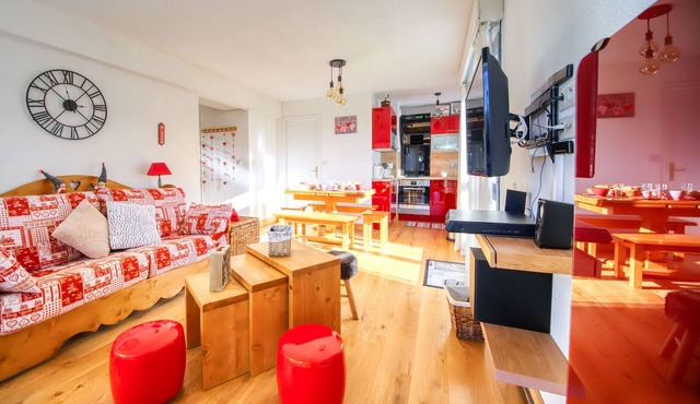 Apartment 'Comte Rouge' with Mountain View, Private Terrace and Air Conditioning