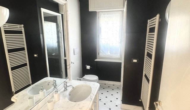 Apartment-Designer-Ensuite with Shower