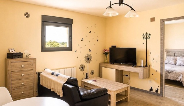 Apartment 'El Guardaviñas Periquita' with Mountain View, Shared Terrace and Wi-Fi