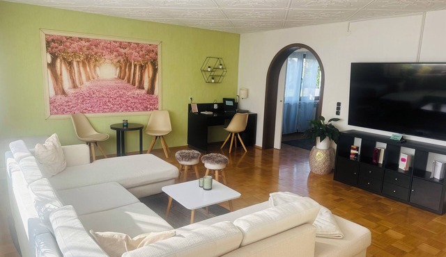 "Apartment Emperor Street" ground floor 120sqm with pool, sauna, 3 sep. Bedroom