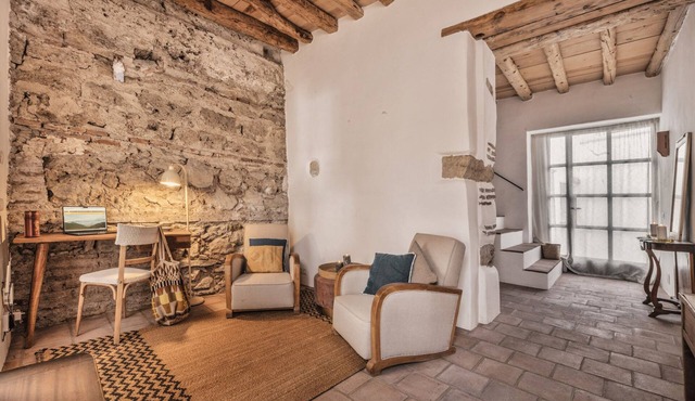 Apartment-Exclusive-Ensuite with Shower-Terrace-Historic building