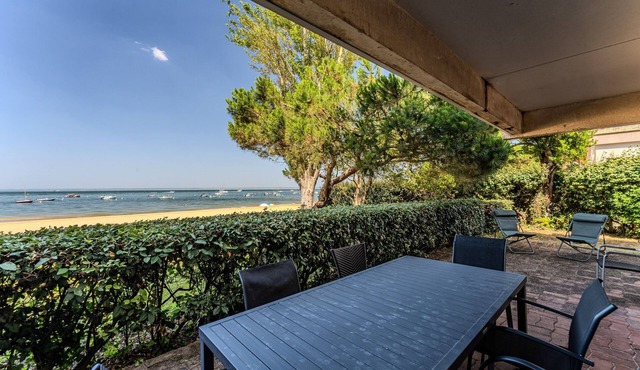 Apartment “Eugénie” with Arcachon Bay View, Private Terrace, Beach Access, and Wi-Fi