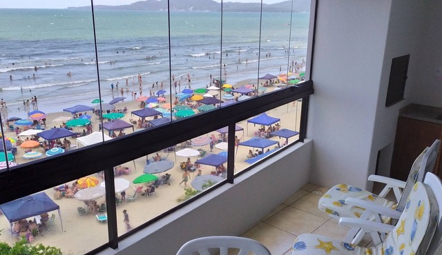 Apartment facing the sea in the central area of Meia Praia.