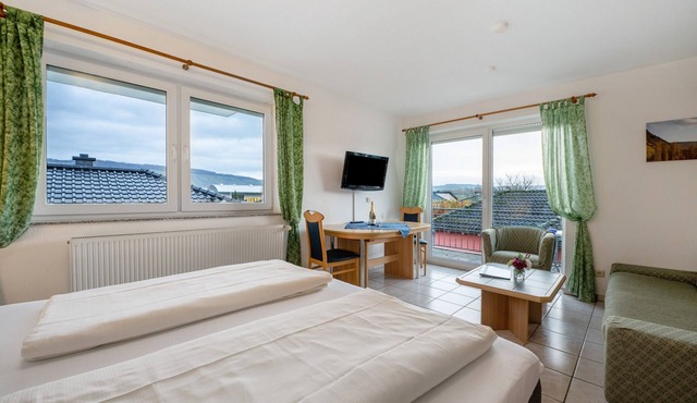 Apartment 'Fewo Pumuckl' with Mountain View, Private Garden and Wi-Fi