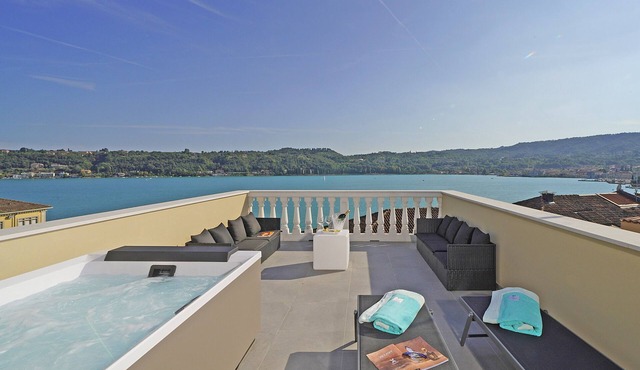 Apartment 'Flat 6' with Lake View, Wi-Fi, Air Conditioning with private jacuzzi