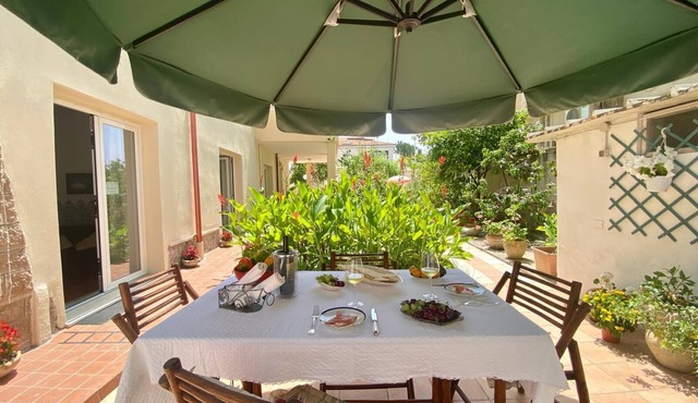 Apartment for 4 people facing the beach with garden