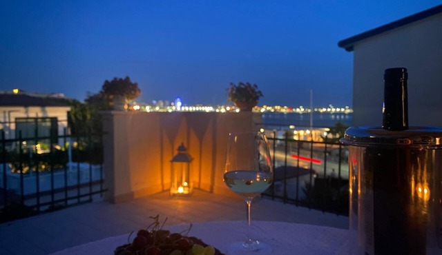 Apartment for 4 people facing the beach with terrace overlooking the sea