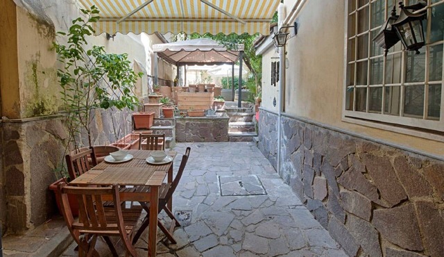 Apartment for 4 with heated jacuzzi and private garden, 2 min away from S. Cross