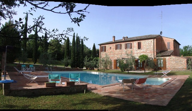 Apartment for couple in a farmhouse with swimming pool on the hills of Siena