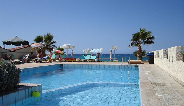 Apartment for five, swimming pool, near the beach