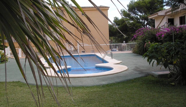Apartment for two with communal pool 200 meters from the beach