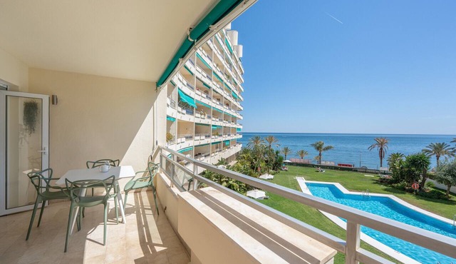 Apartment 'Front Line Beach 2 Bedr' with Sea View, Wi-Fi and Air Conditioning