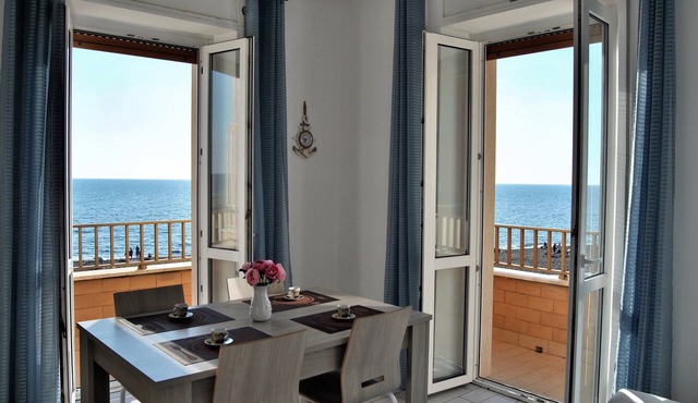 APARTMENT FRONT SEA by Silvia and Massimo
