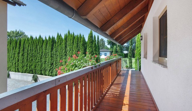 Apartment 'Galeriewohnung Vierseithof' with Balcony and Wi-Fi