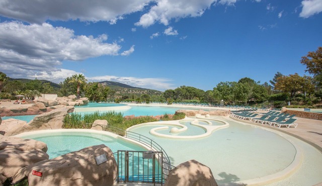 Apartment 'Grimaud 4 Personnes Clim Vue Mer' with Sea View, Private Terrace and Air Conditioning