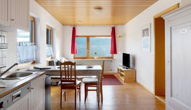Apartment 'Haus Wintersonne - FeWo Auerhahn' with Shared Garden, Balcony and Wi-Fi
