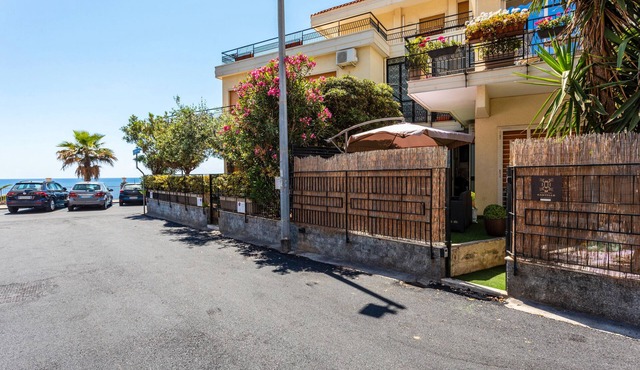 Apartment 'Holiday Home Castello' with Sea View, Wi-Fi and Air Conditioning