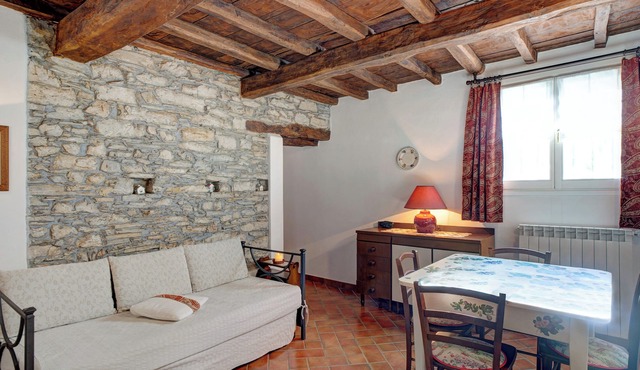 Apartment 'Il piccolo fienile' with Shared Pool, Garden and Wi-Fi