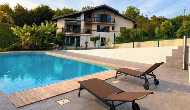 Apartment in a Basque-style house, with a tree-lined garden, pool, hot tub, and ocean views; ideal for 6 people.