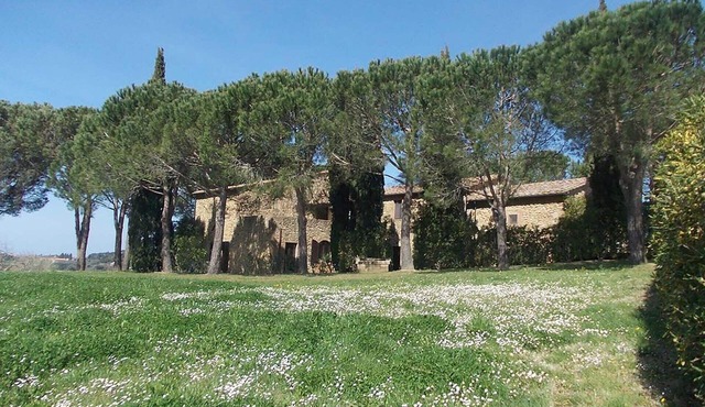Apartment in a country house in the hills overlooking the sea with a large park and swimming pool