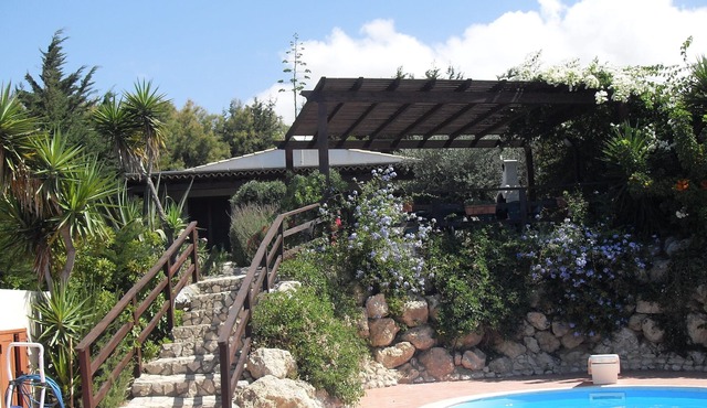 Apartment in a semi-detached house with swimming pool (SOLE)