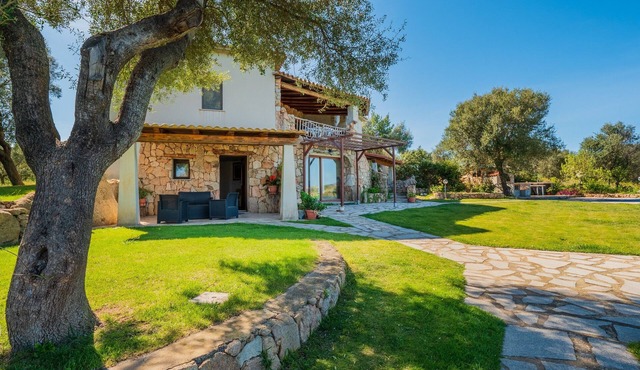 Apartment in a Villa in the Countryside with Mountain View and Shared Pool