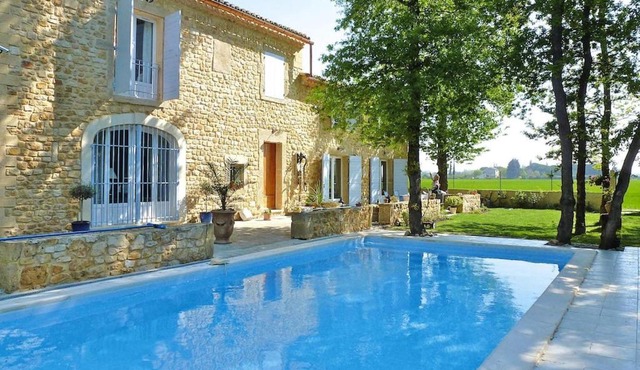 Apartment in Caderousse with Pool
