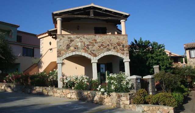 Apartment in cottage with private garden